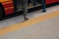 Realizacja krawędzi przystanka Polbruk Płyta Focus Pomoc Dla Niewidomych gr. 5 cm żółty.webp