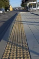 Realizacja krawędzi przystanka Polbruk Focus Ostrzegawcza żółta gr. 8 cm.webp