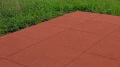 Realizacja Polbruk Płytka chodnikowa czerwona trawnik.webp