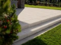 Realizacja Polbruk Grando Ivory gładki trawnik.webp