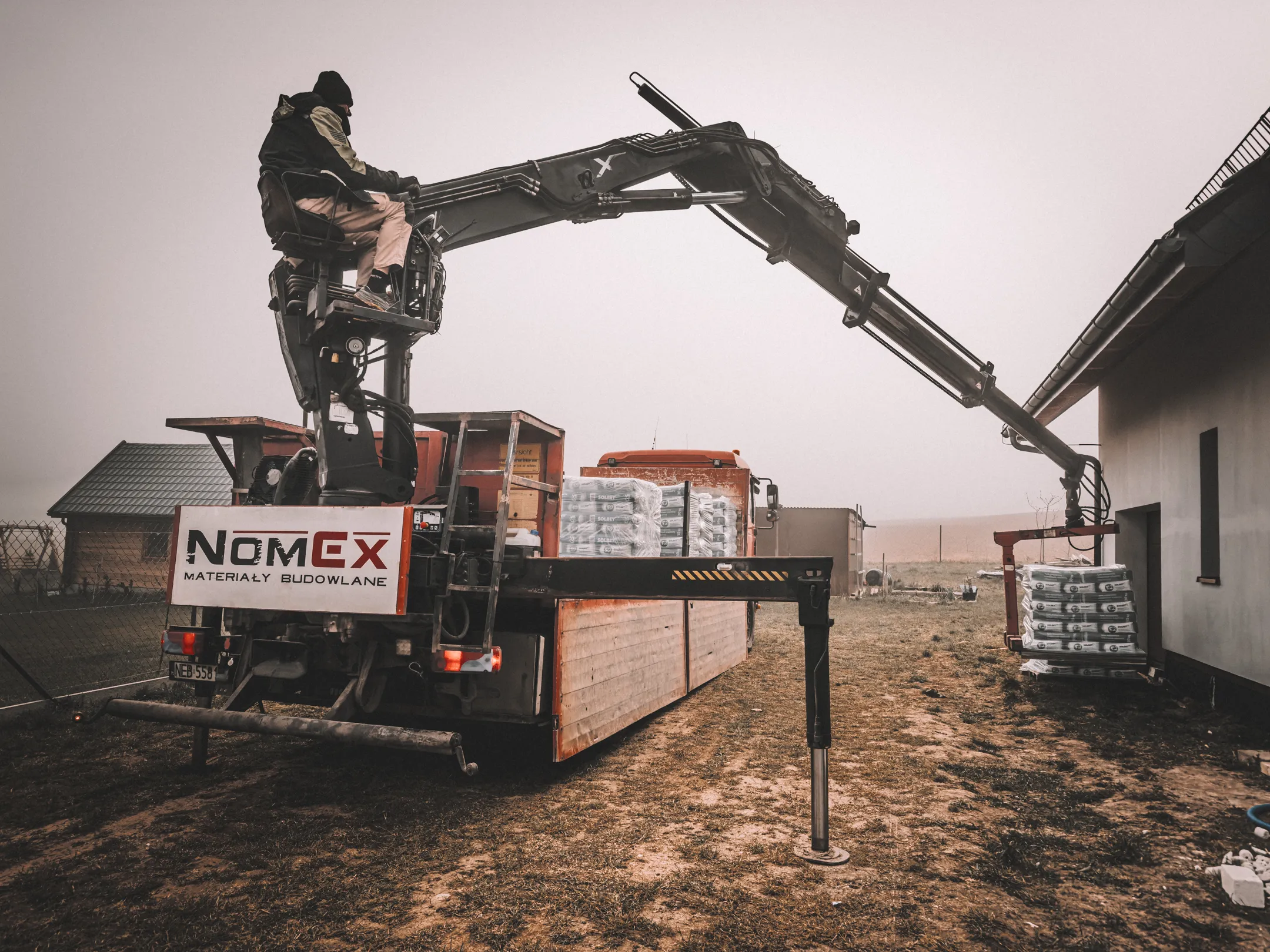 Żuraw HDS Nomex MB rozładowuje materiały budowlane bezpośrednio na placu budowy klienta