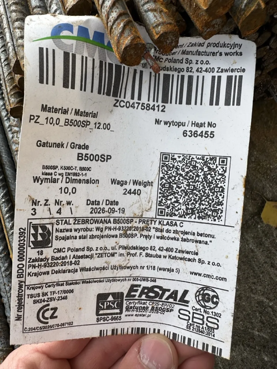 Etykieta wiązki prętów CMC Poland PZ 10,0 B500SP 12 m z numerem wytopu i certyfikatami EPSTAL, ZETOM, SPSC